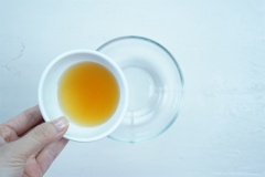 Đầu tiên, chuẩn bị đầy đủ các nguyên liệu. Cho 2 muỗng canh nước mắm vào chén.
