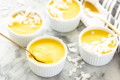 Chẳng cần công thức cầu kì chúng ta cũng đã có thể làm được món pudding xoài chua ngọt, mát lạnh, thơm lừng xen lẫn chút vị béo ngậy của nước cốt dừa. Ngày nghỉ cuối tuần làm ngay món này cho cả nhà thưởng thức bạn nhé.