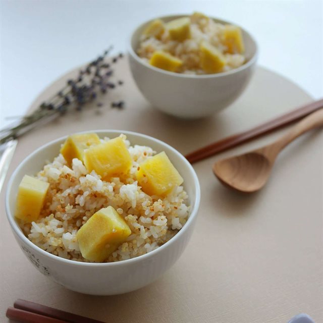 Cơm Nấu Khoai Lang Với Diêm Mạch