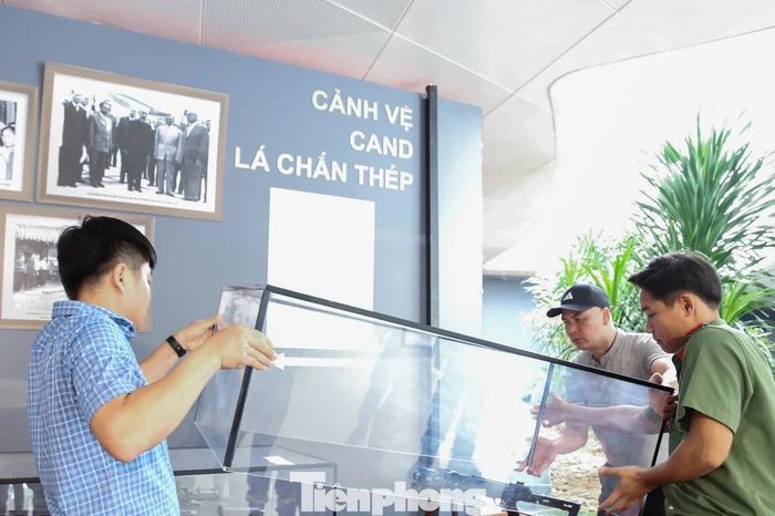 Người dân Đà Nẵng hào hứng xem vũ khí, thiết bị an ninh hiện đại - Báo Tiền Phong