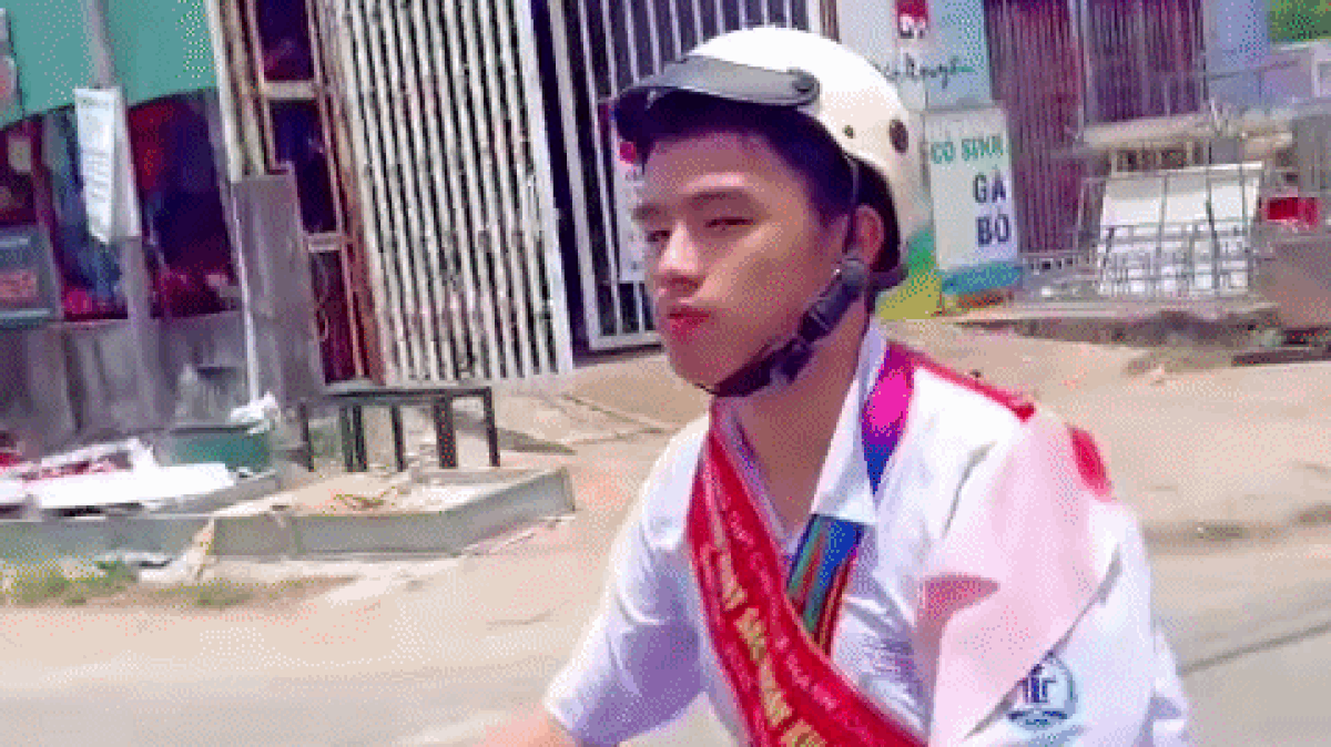 Danh tính 'con nhà người ta' đeo huy chương trĩu cổ sau lễ bế giảng - Tạp chí Tri thức