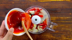 100gr đường, 100ml giấm gạo, 100ml nước lọc, 100gr tương ớt và 30gr tương cà.