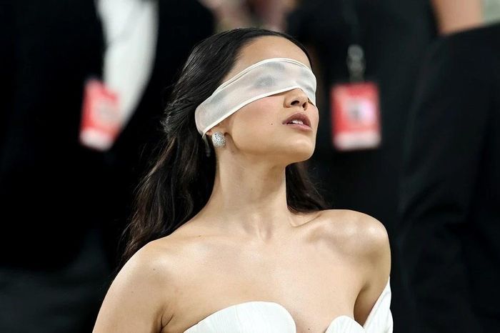 'Bạch Tuyết' Rachel Zegler bị chế giễu tại Met Gala 2026, người bênh kẻ hùa - Chuyên trang Hoa Học Trò - Báo Tiền Phong