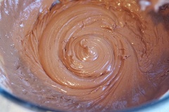 Bột mì, baking powder và muối cho vào một âu lớn dùng phới trộn đều, sau đó rây hỗn hợp bột vào chocolate, vừa rây vừa đánh bột cho đều đến khi hết bột. Đánh thêm 30 giây đến 1 phút để bột hòa quyện đều. Bọc màng bọc thực phẩm lại, cho vào tủ lạnh khoảng 3 tiếng hoặc qua đêm