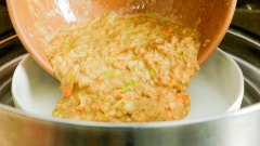 Cho phần chả cua vào một tô sứ hoặc tô thủy tinh, đem hấp trong 20 phút. Để làm mặt chả cua có màu vàng cam đẹp mắt bạn cho 2 lòng đỏ trứng vịt và 1 muỗng cà phê dầu điều vào một tô riêng, trộn đều rồi dùng cọ phết lên mặt chả cua. Đậy nắp hấp thêm 10 phút cho đến khi chín đều. Cuối cùng lấy chả ra, để nguội, sau đó cắt thành từng miếng nhỏ và thưởng thức.