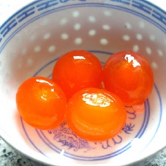 Trứng muối lấy lòng đỏ, hấp chín rồi tán nhuyễn.