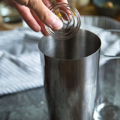 Chuẩn bị tất cả nguyên liệu. Cho bóng inox pha chế vào bình lắc. Thêm 6g bột trà xanh matcha vào bình.
