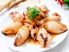 Mực chiên nước mắm mặn ngọt, béo thơm với những con mực tươi roi rói được chiên sơ qua rồi đem cùng sốt nước mắm mặn ngọt hấp dẫn, đưa cơm trong ngày mưa.