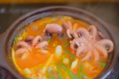 Nêm nếm cho vừa miệng với 1 muỗng canh đường, 2 muỗng cà phê nước mắm sau đó cho ớt cắt lát vào.