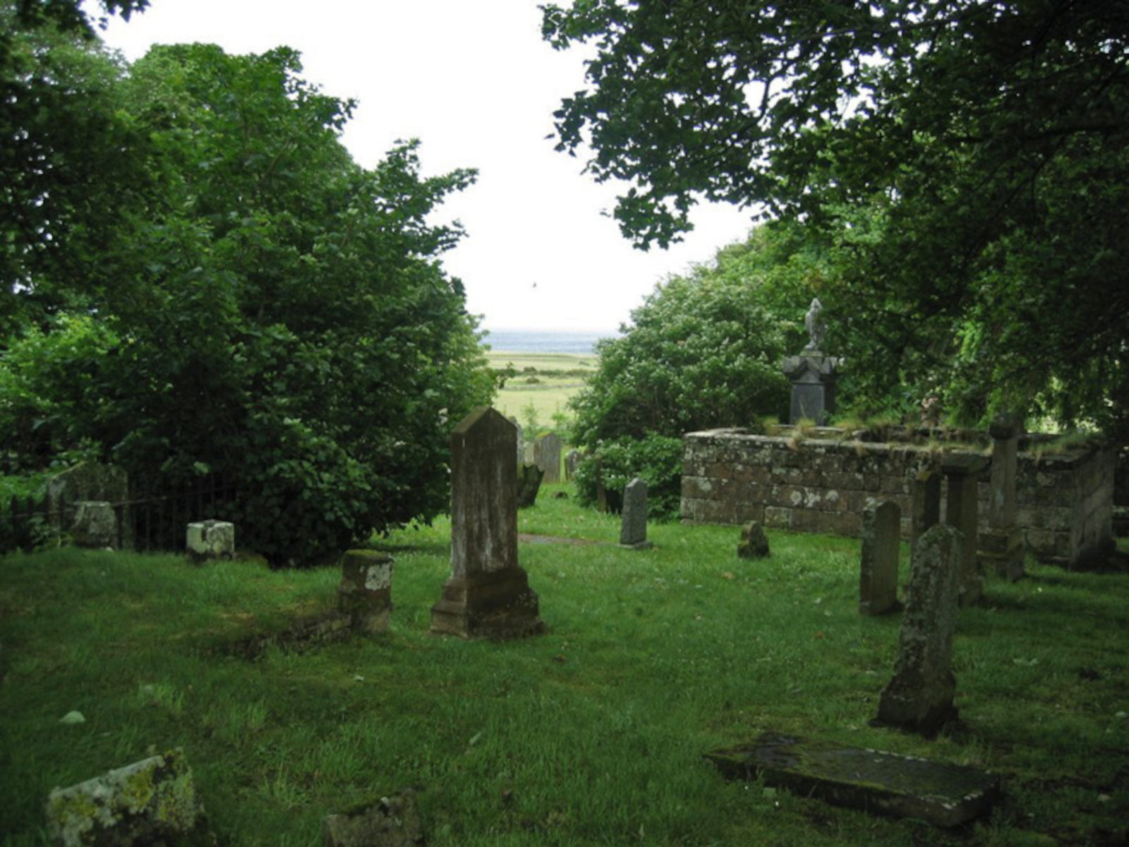 Abertarff_Loth_graveyard.jpg
