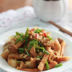 Cho thịt kho măng ra đĩa và thưởng thức.