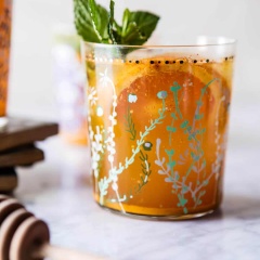 Cho đá vào ly, rót phần nước trong bình ra ly, rót nước soda vào và thưởng thức. Các màu sắc của cốc nước cũng hài hòa, vàng ươm rất đẹp mắt, cách làm lại không hề khó, rất đáng để thử ngay.
