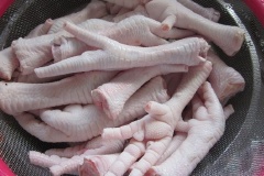 Chân gà mua về làm sạch, cắt móng, ngâm với nước muối pha loãng khoảng 10 phút.