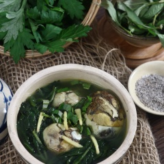 Trứng vịt lộn um ngải cứu là một món ăn không chỉ có cách làm đơn giản thơm ngon mà còn có tác dụng rất tốt cho sức khỏe nữa. Ngay khi nấu xong các bạn nên thưởng thức liền để giữ nguyên vẹn vị ngon ngọt tự nhiên pha lẫn chút ngai ngái đắng của lá ngải cứu nhé.