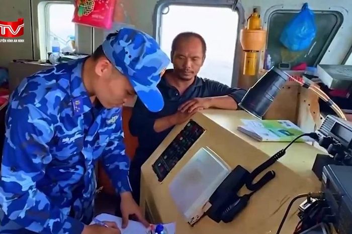 Bắt tàu chở trái phép hơn 40.000 lít dầu diesel - Chuyên trang An Ninh Thủ Đô - Báo Công an nhân dân