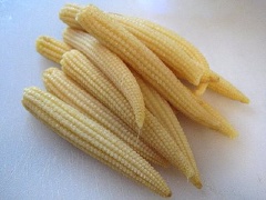 Bắp non gọt cuống. Đậu Hà Lan bỏ cuống, chỉ lưng, rửa sạch.