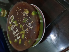 Trang trí lên 1 ít socola, đậu phộng, mè rang, một ít bơ tùy ý.