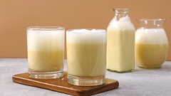 Chỉ với những thao tác đơn giản là bạn đã có ngay hai món thức uống tăng cân và hoàn toàn tự nhiên. Lòng đỏ trứng gà được biết đến là một thực phẩm chứa rất nhiều protein và chất dinh dưỡng. Sự kết hợp trứng gà với soda và bia - là những chất kích thích tiêu hóa và giúp hệ tiêu hóa tốt hơn, sẽ là món đồ uống không chỉ bổ dưỡng mà còn ngon miệng nữa đó. Đừng băn khoăn mà hãy vào bếp thực hành ngay món soda - bia hột gà ngon lành này nhé.