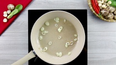 Bắc chảo nóng, phi thơm 1 muỗng canh dầu ăn cùng với hành boa rô cắt lát, sau đó cho cải thìa đã trụng vào xào, xé gói gia vị dầu còn lại của mì chay Nissin 365 cho vào nêm cải thìa. Gắp cải thìa ra dĩa để riêng.