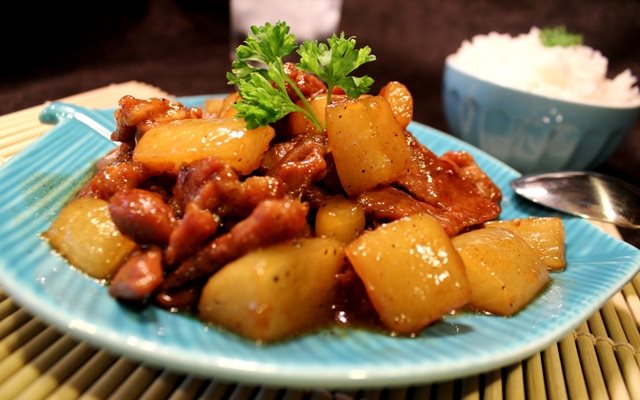 Thịt Chân Giò Kho Củ Cải