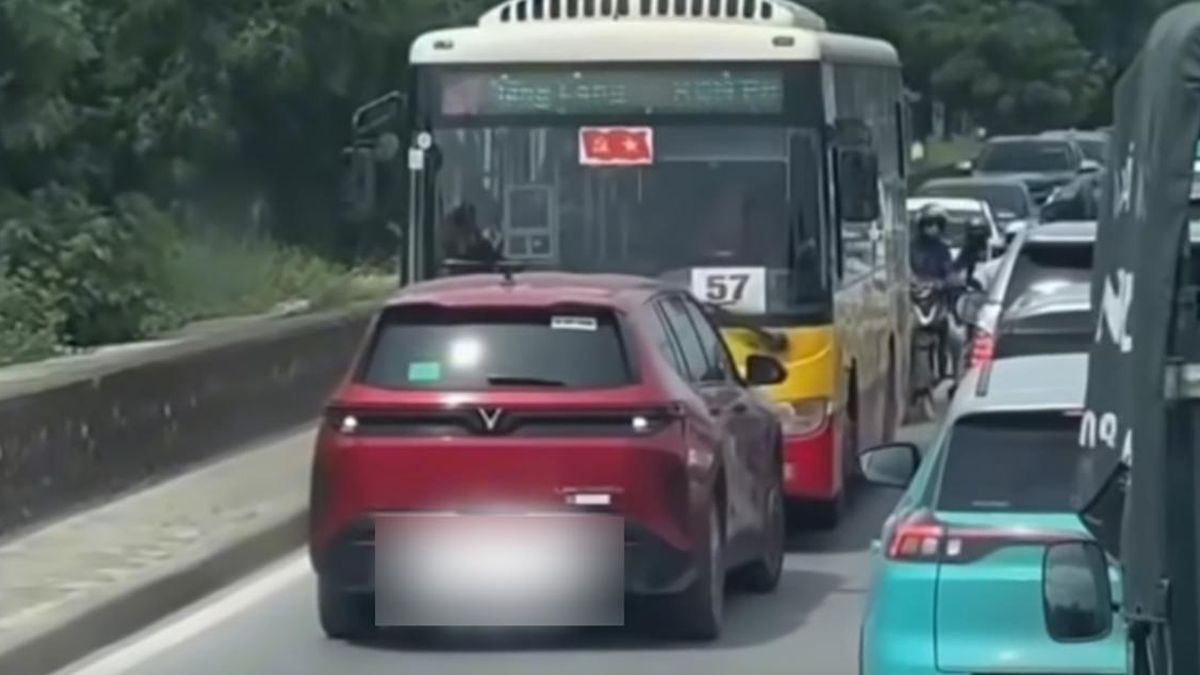 Ô tô 'vượt ẩu' đối đầu xe buýt ở Hà Nội, tài xế nhận cái kết bất ngờ - Báo VietnamNet