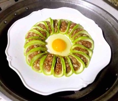 Rưới thêm ít nước tương, đem đĩa bí ngòi cho vào xửng hấp, đun sôi 10 phút là được.