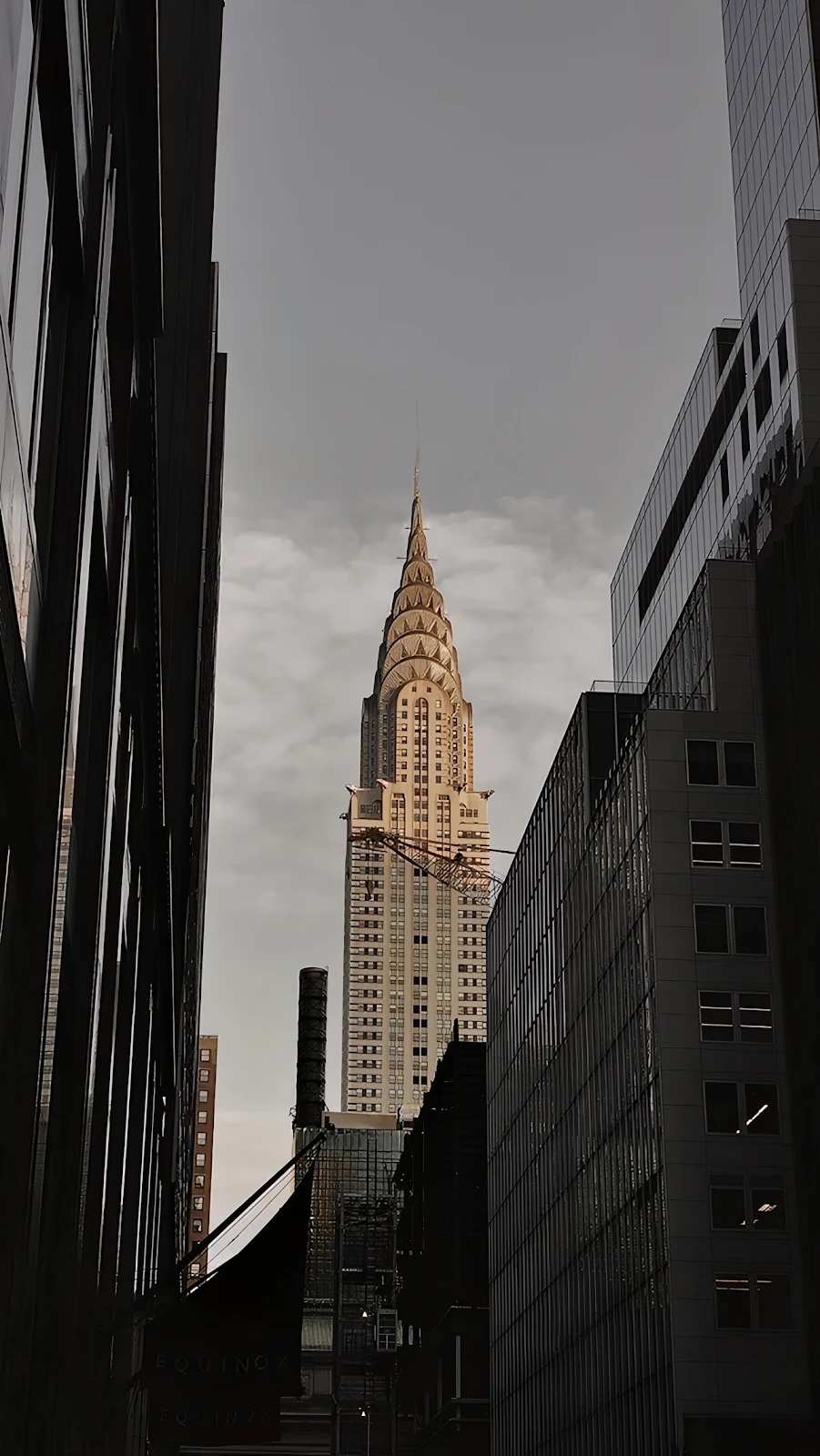 The Chrysler Building in New York - Urban Architecture Photography Full HD iPhone Wallpaper (1288x2288)