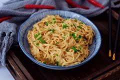 Mì trộn bơ đậu phộng thơm ngon có sợi mì dai ngon, sốt bơ đậu phộng béo bùi, thật hấp dẫn. Những lúc chán ngán với các món ăn sáng như bánh mì, cháo, soup, ... bạn hãy thử triển ngay cách làm mì trộn bơ đậu phộng lạ miệng này cho cả nhà thử xem sao nhé. Chắc chắn cả nhà sẽ ngợi khen hết lời cho xem.