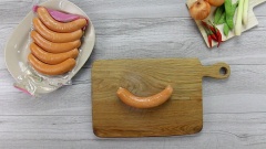 Chuẩn bị tất cả các nguyên liệu: đậu Hà Lan rửa sạch, cà rốt gọt vỏ cắt hạt lựu, hành tây cắt múi cau, khoai lang gọt vỏ xay mịn. Xúc xích vườn bia cắt làm 3 khúc, dùng dao khứa 2/3 cây xúc xích, mỗi khứa cách nhau 0.5cm.