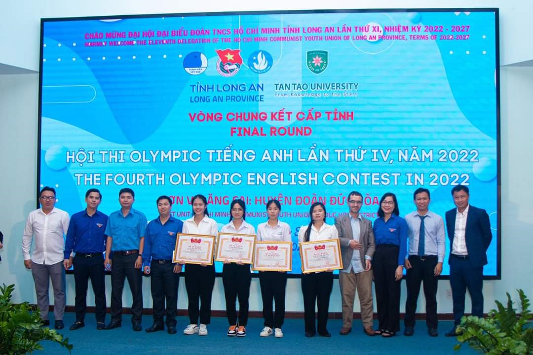 Lê Thị Ánh Hồng (thứ 5 từ trái sang) nhận giải Nhất tại hội thi do Tỉnh đoàn Long An trao tặng vào ngày 06-8-2022  tại trường Đại học Tân Tạo, huyện Đức Hòa, tỉnh Long An