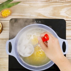 Đem 400 gram đậu xanh ngâm 2 - 3 tiếng cho nở, vo sạch, vớt ra để ráo nước. Bắc nồi lên bếp, cho đậu xanh, 600 ml nước lọc vào nồi. Bật bếp nấu lửa nhỏ trong khoảng 20 phút. Khi nấu nên khuấy đều tay để đậu không dính đáy nồi, vớt sạch bọt.