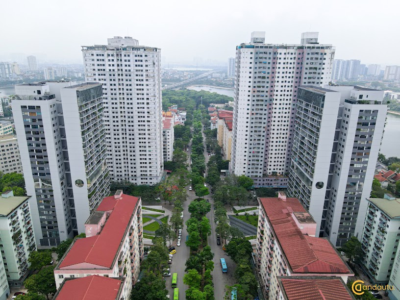 <p>Các thiết bị nội thất và VLXD tại chung cư hoàn toàn được sản xuất trên các dây chuyền công nghệ đồng bộ của Châu Âu với những thương hiệu nổi tiếng như: cửa nhựa Euro Window, sơn Dulux, thiết bị vệ sinh Toto… Ở những hạng mục điểm nhấn quan trọng của từng căn hộ và tòa nhà còn có những loại vật liệu từ thiên nhiên: cửa gỗ lim, mặt bếp đá granite tự nhiên. Việc quản lý chung cư được tổ chức thực hiện có bài bản, tương xứng với chất lượng sống của cư dân.</p>