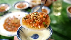 Bánh bèo chén hấp chín, nhân bánh cũng đã chuẩn bị xong, nước mắm cũng đã hoàn thành. Giờ chỉ việc múc nhân tôm thịt lên trên mặt bánh bèo rồi dọn cùng bát nước chấm là có thể thưởng thức được rồi. Cuối tuần các bạn nhất định phải thử cách làm bánh bèo chén miền Trung này để đãi cả nhà nhé!!