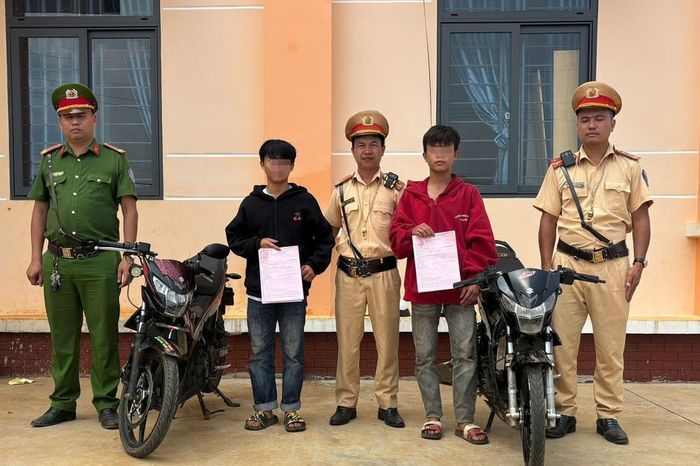 Phạt hơn 26 triệu đồng, tịch thu hai xe máy của nhóm thanh thiếu niên tụ tập đua xe - Báo Xây Dựng