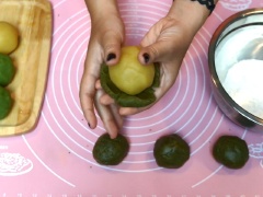 Cán mỏng vỏ bánh, cho nhân đậu xanh bọc trứng muối vào. Bọc kín nhân, và vo tròn bánh. Dùng bột áo bên ngoài viên bánh và thành khuôn, dùng lực nhấn mạnh tạo hình.