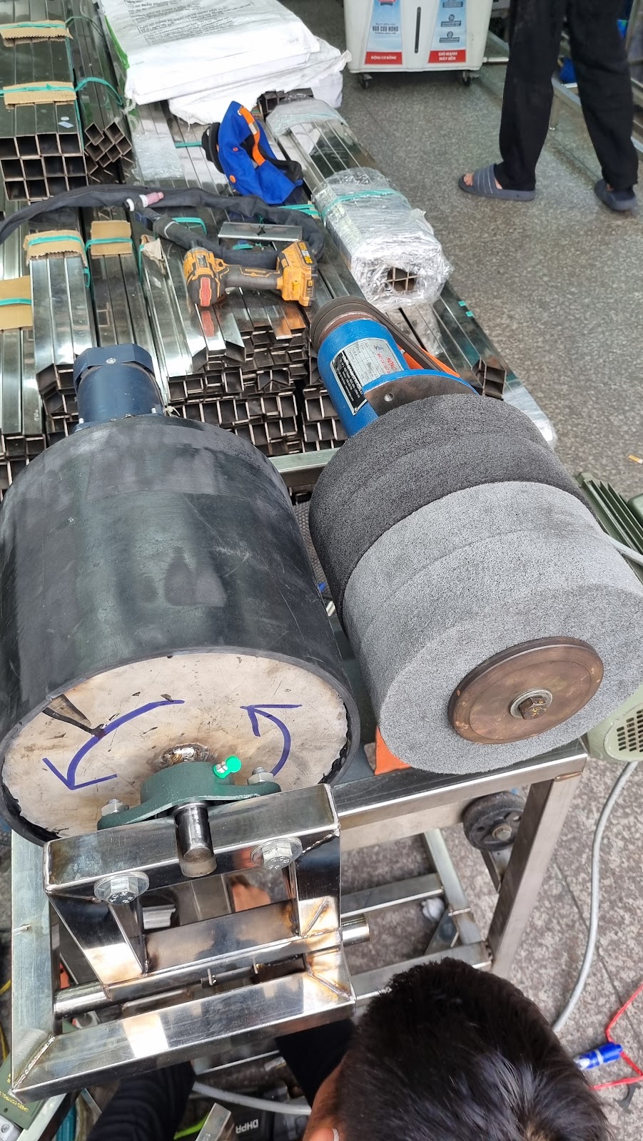 Hộp Inox Vuông Đi Công Trình Ven Biển: Vì Sao Không Chỉ Chọn Bề Mặt Đẹp Là Đủ - máy đánh xước tự chế thật