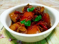 Từng miếng thịt bùi vị, mềm thơm, ăn rất đậm đà. Thịt thơm mùi sả quyện với vị hành, ớt tốn cơm vô cùng.