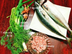 Cá thu mua về làm sạch sẽ, dùng dao lách lấy phần xương ra, tiếp đến lấy muỗng cạo lấy phần thịt cá cho ra tô. Cho thịt cùng với cá vào tô, ướp với nước mắm, hạt nêm, đường, tiêu và trộn đều, để 15 phút cho ngấm gia vị. Hành tím băm nhỏ, hành lá, thì là thái nhỏ.