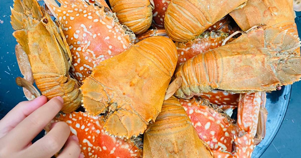 Ghẹ và tôm mũ ni luộc cạn với sả