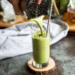 Đổ ra cốc và thưởng thức thôi nào! Trà xanh latte là thức uống có hương vị đặc trưng, riêng biệt và hoàn toàn có khả năng “gây nghiện”. Còn gì tuyệt vời hơn khi được thưởng thức một ly trà xanh latte trong những ngày nắng nóng bạn nhỉ? Không chỉ là loại nước uống giải khát, trà xanh latte còn rất có lợi cho sức khỏe đấy!