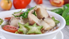 Khi ăn múc canh ra tô, rắc thêm hành lá ngò gai cắt nhuyễn rồi thưởng thức thôi. Từng miếng cá ngọt thơm hòa quyện cùng vị chua của khế, vị mặn của gia vị tạo nên một bát canh hoàn hảo. Những hôm trời oi nắng, lười biếng chán cơm mà có món canh chua thanh mát này thì nồi cơm bỗng chốc bay vèo lúc nào không hay biết.