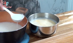 Tiếp theo, mình cho bánh bông lan vào 1 tô to, rồi đổ lớp thạch cốt dừa sao cho bao phủ hết bánh.