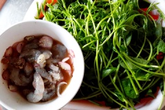 Tôm tươi bóc vỏ, bỏ đầu, đuôi, ướp với hành tím cắt mỏng, 1/2 muỗng cà phê tiêu, 1/2 muỗng cà phê hạt nêm cho vừa ăn. Rau mồng tơi nhặt, rửa sạch.