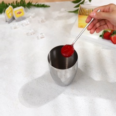 Cho 50ml mứt dâu vào bình lắc, rót thêm 150ml nước trà Lipton, rồi cho đá viên vào lắc đều lên.