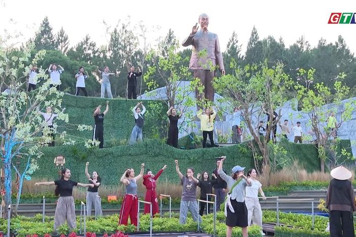 Gấp rút hoàn thiện sân khấu chương trình nghệ thuật 'đại ngàn reo' - Báo Gia Lai