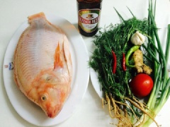 Nhặt sạch hành lá, thìa là rửa sạch cắt khúc dài khoảng 10cm. Tỏi, hành tím bóc vỏ đập dập, gừng rửa sạch cắt sợi. Cà chua gọt lấy vỏ làm hoa hồng để trang trí về sau, phần thịt cắt miếng cau.