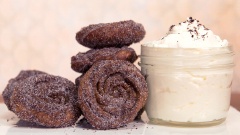 Giờ thì chỉ việc chấm bánh churros vào phần kem béo ngậy và thưởng thức thôi.