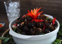 Ốc xào xong có thể dùng ngay, ăn kèm với rau răm và chấm nước chấm muối ớt sữa. Đây là món nhâm nhi cùng bạn bè trên bàn tiệc hay làm món ăn vặt cuối tuần cũng khá thú vị. Vị ốc cay và thơm nồng mùi sả, rau răm. Chấm kèm với nước chấm chua cay thì không còn gì bằng.
