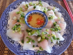 Khi bánh bột lọc ráo, cho bánh ra dĩa lớn, rưới mỡ hành lên trên. Pha chung 2 muỗng canh đường, 2 muỗng canh nước mắm ngon, 120ml nước nóng và ớt băm, nêm thấy vừa ăn là được. Nước mắm ăn bánh bột lọc có vị mặn ngọt đậm đà hơn nước mắm ăn bánh xèo hoặc ăn bún.