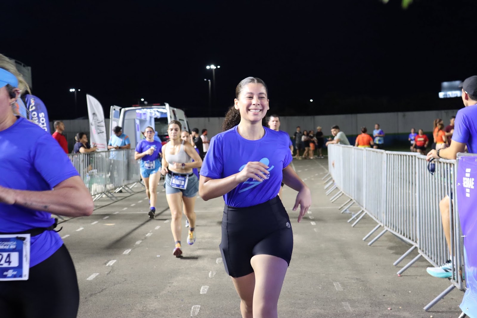 Mesa de atendimento para retirada de kits da Corrida Sebrae RR com organização e sinalização para os corredores.